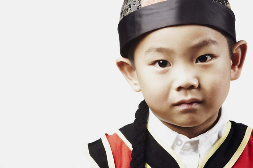 东方人,儿童,脸,头,脸颊,一个人,横图,室内,特写,白天,白色背景,正面,民族服装,纯洁,帽子,亚洲,仅一个男性,仅一个人,服装,注视,黄种人,肩膀,小孩,衣服,观察,看,仅一个小孩,可爱,童年,童趣,摄影,服饰,影棚,观看,察看,衣着,穿着,关注,童真,烂漫,无邪,衣饰,天真,男孩,男人,男性,亚洲人,孩子,头部,脸部,脸蛋,面部,半身,彩图,影棚拍摄,传统服装,民俗服,拍摄,唐装,男生