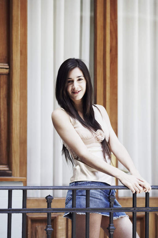 西方人,一个人,家,栏杆,露台,站,笑,微笑,露齿笑,竖图,室外,白天,正面,裙子,窗户,阳台,欧洲,欧洲人,仅一个年轻女性,仅一个女性,仅一个人,服装,房屋,墙,屋子,公寓,围栏,注视,休闲装,洋房,护栏,楼房,玻璃窗,墙壁,墙面,住宅,衣服,观察,看,站着,休闲,休闲服,搭,短裙,服饰,观看,半身裙,牛仔裙,察看,搭着,关注,年轻女性,女人,女性,白种人,站立,半身,彩图,房子,露天阳台