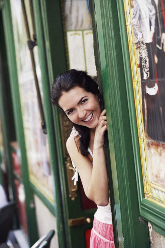 西方人,一个人,站,笑,微笑,露齿笑,竖图,室内,白天,正面,门,欧洲,欧洲人,仅一个女性,仅一个人,服装,注视,休闲装,衣服,门框,观察,看,站着,仅一个中年女性,休闲,休闲服,服饰,观看,察看,关注,偷窥,窃看,窃视,女人,女性,中年女性,白种人,站立,半身,彩图