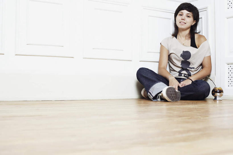 西方人,一个人,坐,笑,盘腿,微笑,横图,室内,白天,正面,杯子,欧洲,欧洲人,仅一个年轻女性,仅一个女性,仅一个人,服装,裤子,塑料,墙,注视,牛仔裤,休闲装,墙壁,墙面,玻璃制品,衣服,水杯,塑料制品,吸管,观察,看,休闲,休闲服,服饰,观看,察看,空心,关注,饮管,年轻女性,女人,女性,白种人,玻璃杯,牛仔短裤,盘腿而坐,盘膝,盘着腿的,盘着腿坐,双腿交叉,坐着,彩图,全身,圆柱状