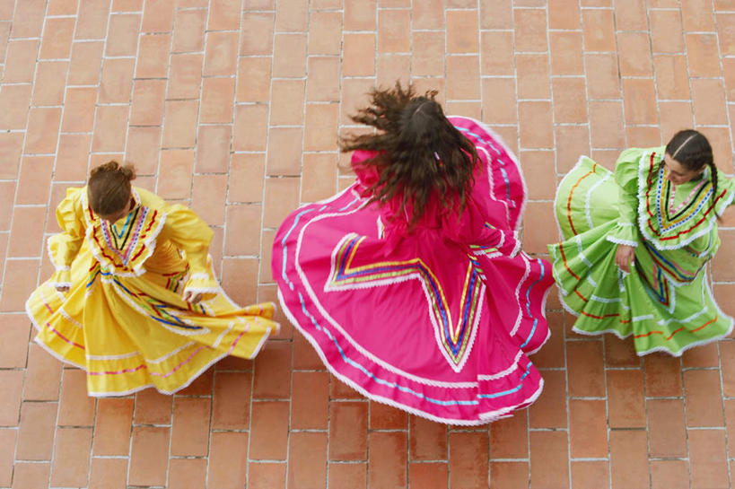 西方人,三个人,伙伴,朋友,跳舞者,站,横图,室外,白天,正面,民族服装,裙子,跳舞,友谊,热情,合作,团队,欧洲,欧洲人,一排,握,连衣裙,服装,整齐,拿,拿着,注视,排列,衣服,粉色,黄色,绿色,观察,看,站着,激情,战略,握着,服饰,观看,察看,衣着,穿着,队列,关注,舞姿,联合,合谋,衣饰,豪情,狂热,配合,协作,年轻女性,女人,女性,白种人,舞蹈家,舞蹈演员,舞者,站立,彩图,全身,传统服装,民俗服,舞蹈,弗拉明戈,弗拉明戈舞