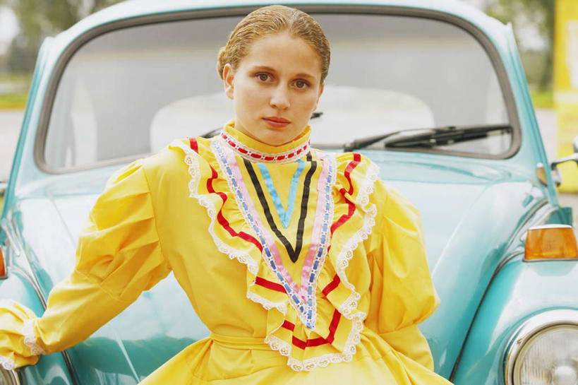 西方人,一个人,站,横图,室外,白天,正面,民族服装,植物,汽车,古董车,照明,欧洲,欧洲人,仅一个年轻女性,仅一个女性,仅一个人,撑,服装,朦胧,模糊,雨刷器,雨刷,注视,车,灯,树,树木,衣服,绿色,自然,灯具,交通工具,观察,看,站着,服饰,生长,成长,观看,雨刮器,照亮,察看,撑着,衣着,照明设备,穿着,关注,载具,老爷车,前照灯,前大灯,车前灯,衣饰,刮雨器,年轻女性,女人,女性,白种人,站立,半身,彩图,传统服装,民俗服