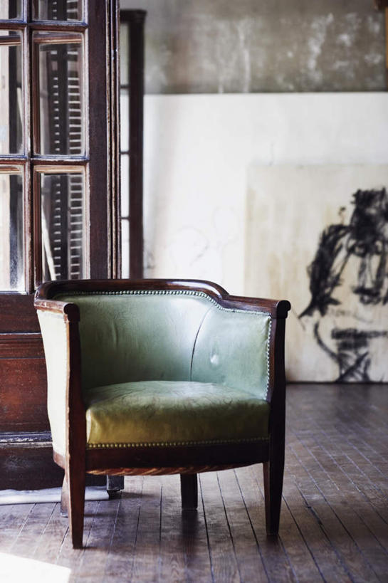 无人,竖图,室内,白天,正面,地板,门,静物,椅子,阴影,反射,影子,木椅,地面,木地板,门框,彩图