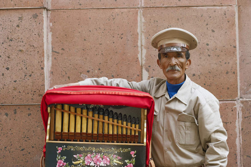 西方人,一个人,站,横图,室外,白天,正面,制服,键盘,石头,帽子,欧洲,欧洲人,仅一个男性,仅一个人,仅一个中年男性,石子,墙,手风琴,注视,管风琴,墙壁,墙面,衣服,观察,看,站着,军帽,观看,军人,察看,军装,键盘乐器,关注,军服,男人,男性,中年男性,白种人,石块,站立,半身,彩图