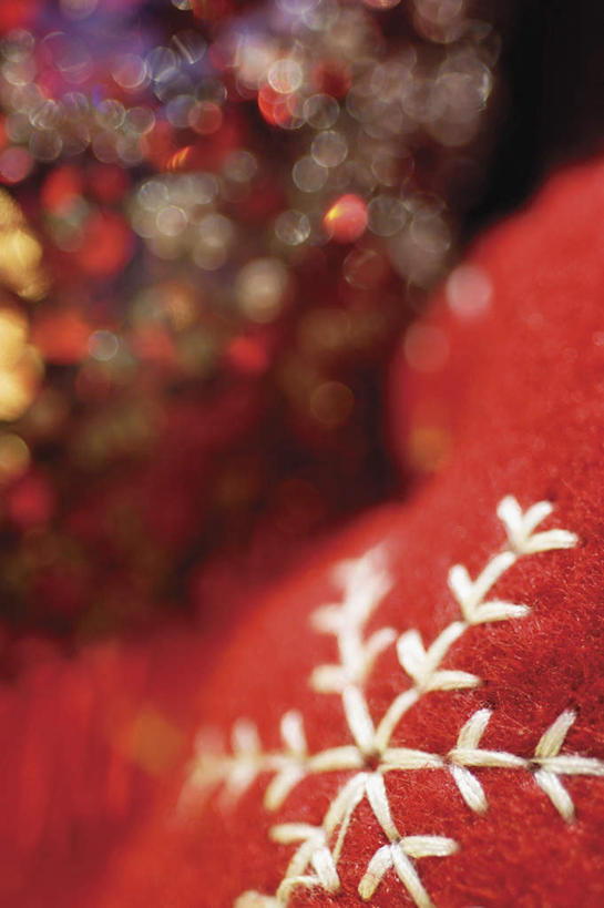 无人,竖图,俯视,室内,特写,白天,静物,刺绣,圣诞节,节日,朦胧,模糊,庆祝,艺术,装饰,手工艺品,雪花,文化,工艺品,庆典,纪念,华丽,修饰,点缀,高雅,自信心,品位,衬托,美观,雅致,雅观,针包,针垫,彩图,高角度拍摄,女红,针绣,针黹,黹