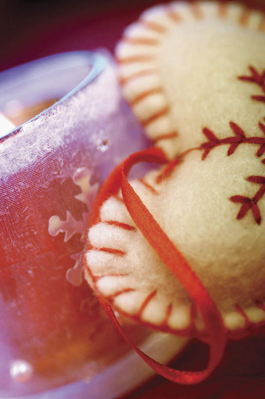 无人,竖图,俯视,室内,特写,白天,爱情,静物,蜡烛,刺绣,圣诞节,阴影,节日,爱心,朦胧,模糊,庆祝,艺术,装饰,光线,火焰,影子,烛光,手工艺品,雪花,浪漫,燃烧,文化,一个,工艺品,点燃,庆典,温暖,温馨,心形,恩爱,单个,纪念,华丽,修饰,点缀,和睦,高雅,自信心,品位,衬托,美观,雅致,雅观,针包,针垫,心型,彩图,高角度拍摄,女红,针绣,针黹,黹,融洽