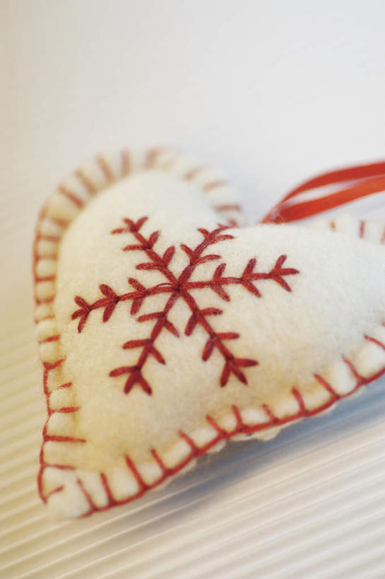 无人,竖图,俯视,室内,特写,白天,白色背景,爱情,静物,刺绣,圣诞节,节日,爱心,庆祝,艺术,装饰,手工艺品,雪花,浪漫,文化,一个,红色,白色,工艺品,庆典,温暖,温馨,心形,恩爱,摄影,影棚,单个,纪念,华丽,修饰,点缀,和睦,高雅,自信心,品位,衬托,美观,雅致,雅观,针包,针垫,心型,彩图,高角度拍摄,影棚拍摄,拍摄,女红,针绣,针黹,黹,融洽