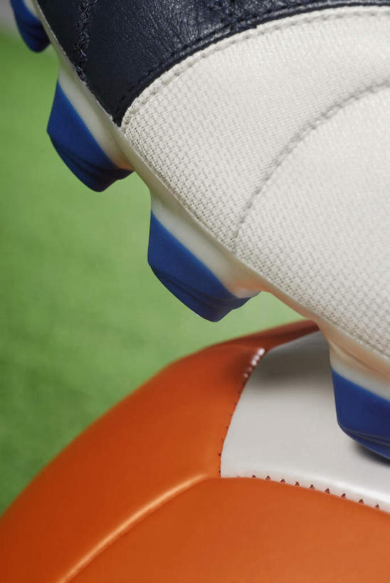 无人,足球场,竖图,俯视,室外,特写,白天,运动鞋,足球,草地,草坪,植物,鞋子,足球鞋,足球装备,运动器械,草,一个,一只,绿色,白色,黑色,健身器械,单个,健身器材,绿茵场,鞋钉,蹴鞠,足球运动,彩图,高角度拍摄,足球比赛场地,运动器材