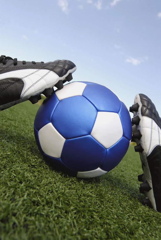 无人,足球场,竖图,室外,特写,白天,仰视,运动鞋,足球,草地,草坪,植物,鞋子,一双,阴影,光线,影子,云,云朵,足球鞋,足球装备,云彩,运动器械,草,一个,蓝色,绿色,白色,黑色,白云,蓝天,天空,阳光,天,健身器械,晴朗,单个,健身器材,绿茵场,鞋钉,蹴鞠,足球运动,晴空,彩图,低角度拍摄,足球比赛场地,运动器材