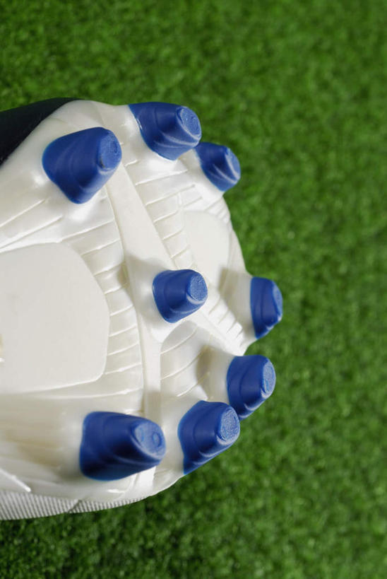 无人,足球场,竖图,俯视,室外,特写,白天,运动鞋,草地,草坪,植物,鞋子,阴影,反射,影子,足球鞋,草,一只,蓝色,绿色,白色,绿茵场,鞋钉,彩图,高角度拍摄,足球比赛场地