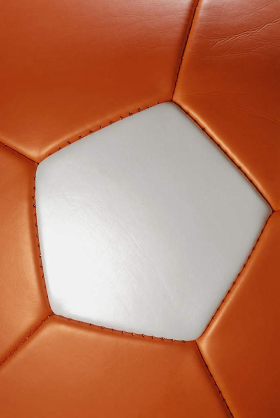 无人,竖图,室外,特写,白天,正面,足球,静物,足球装备,运动器械,一个,蓝色,橙色,健身器械,单个,健身器材,蹴鞠,足球运动,彩图,运动器材