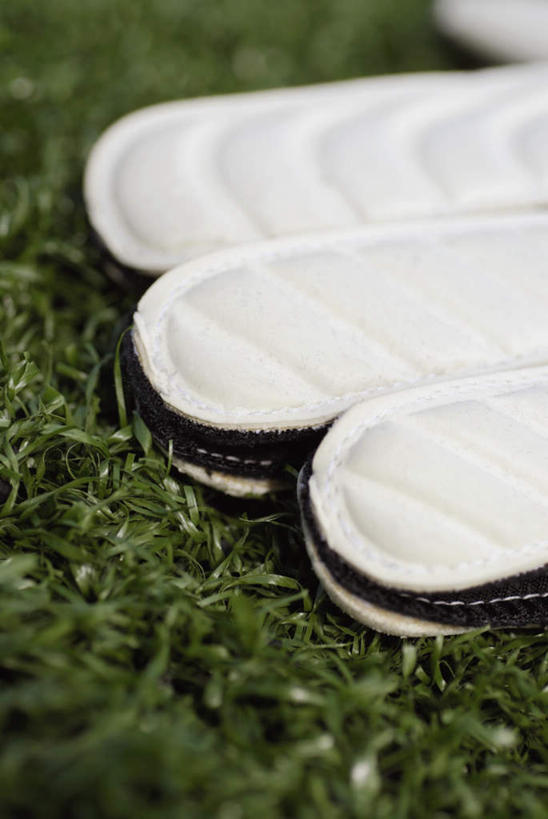 无人,足球场,竖图,俯视,室外,特写,白天,安全,草地,草坪,植物,防护,草,绿色,白色,手套,保护,保险,绿茵场,保全,周全,安稳,安定,防护手套,平安,彩图,高角度拍摄,足球比赛场地