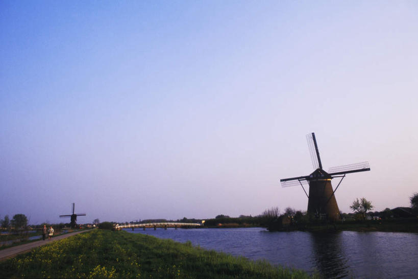 无人,农田,横图,室外,白天,仰视,旅游,度假,庄稼,农作物,灌溉,河流,美景,水,风车,欧洲,荷兰,阴影,环保,光线,影子,河水,景观,水流,首都,娱乐,蓝色,蓝天,天空,阳光,自然,天,享受,休闲,景色,放松,能源,晴朗,回收,资源,浇灌,荷兰风车,西欧,自然风光,利用,低碳,循环,阿姆斯特丹,万里无云,磨坊,荷兰王国,尼德兰王国,持续,晴空,晴空万里,彩图,低角度拍摄,耕地,庄稼田