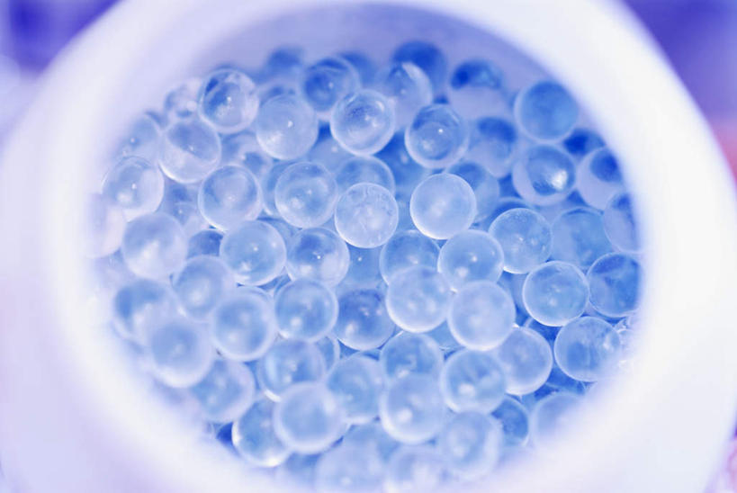 无人,横图,俯视,室内,特写,白天,一堆,许多,阴影,堆叠,堆积,朦胧,模糊,反射,罐子,颗粒,影子,实验室,研究室,玻璃制品,一个,玻璃瓶,瓶子,单个,堆,试验室,彩图,高角度拍摄