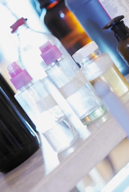 无人,竖图,室内,特写,白天,正面,实验,研发,桌面,桌子,静物,阴影,朦胧,模糊,研究,反射,科学,木制,罐子,影子,实验室,研究室,玻璃制品,玻璃瓶,木制品,瓶子,科研,化验,检验,试验室,彩图