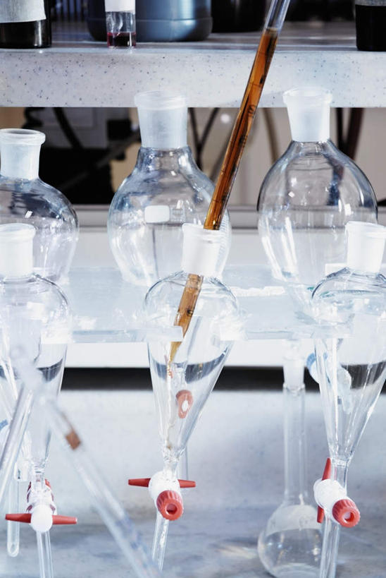 无人,竖图,室内,特写,白天,正面,实验,仪器,桌面,桌子,静物,阴影,朦胧,模糊,研究,透明,反射,分析,化学,测试,木制,滴管,漏斗,影子,实验室,研究室,过滤,玻璃制品,木制品,器皿,计量,试验室,玻璃仪器,试验耗材,实验用品,吸液管,分液漏斗,移液管,彩图