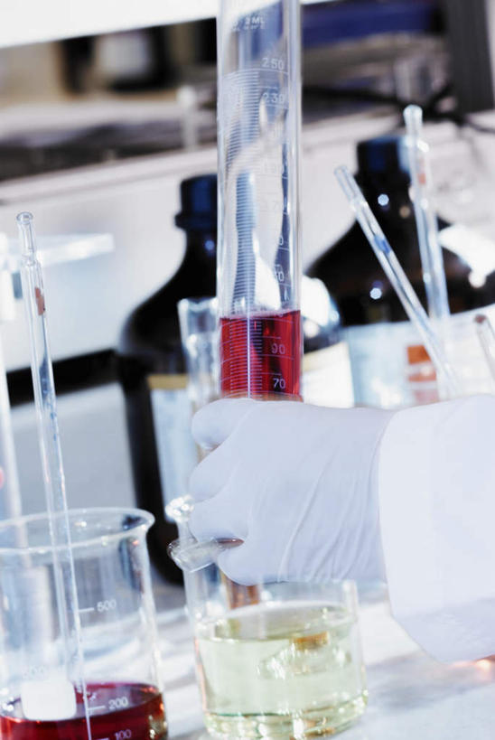 竖图,室内,特写,白天,正面,实验,仪器,桌面,桌子,静物,杯子,玻璃,朦胧,模糊,研究,透明,分析,化学,测试,木制,滴管,烧杯,实验室,研究室,玻璃制品,玻璃棒,木制品,搅拌,试验室,玻璃仪器,试验耗材,实验用品,吸液管,引流,玻棒,移液管,玻璃杯,半身,彩图