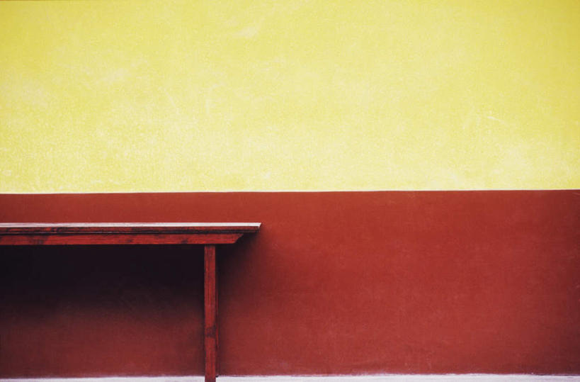 无人,横图,室内,特写,白天,正面,静物,椅子,木椅,墙,墙壁,墙面,黄色,红色,彩图