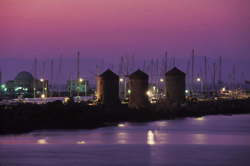 帆船,无人,横图,室外,白天,正面,旅游,度假,灌溉,河流,美景,日落,水,路灯,船,风车,照明,一排,阴影,环保,整齐,光线,影子,河水,景观,水流,晚霞,霞光,落日,灯光,娱乐,灯,排列,阳光,自然,黄昏,交通工具,享受,休闲,景色,彩霞,放松,能源,照亮,回收,资源,浇灌,荷兰风车,照明设备,队列,自然风光,载具,利用,低碳,循环,磨坊,持续,夕照,夕阳,彩图,斜阳