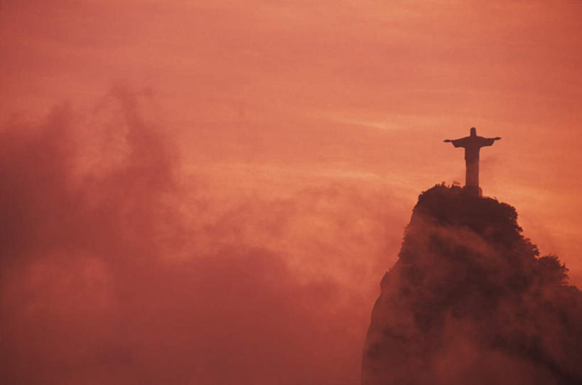 西方人,一个人,无人,站,伸展双臂,横图,室外,白天,仰视,民族服装,旅游,度假,名胜古迹,日落,山,山脉,雾,标志建筑,地标,建筑,雕塑,巴西,欧洲,欧洲人,仅一个男性,仅一个人,阴影,朦胧,模糊,遗迹,艺术,装饰,光线,雕刻,雕像,影子,山峰,晚霞,霞光,落日,山峦,背光,古迹,文物,娱乐,建设,古建筑,仅一个年轻男性,阳光,黄昏,工艺品,群山,站着,享受,休闲,旅游胜地,彩霞,南美,放松,宗教,纪念,美术,迷雾,南美洲,基督,基督教,拉丁美洲,天主教,主题,美洲,里约热内卢,耶稣,逆光,陈列,古文明,里约热内卢基督像,巴西基督像,耶稣山,里约热内卢州,巴西联邦共和国,首府,救世主,功能,美学,亚美利加洲,南亚美利加洲,基利斯督,弥赛亚,默西亚,里约热内卢市,夕照,巴西耶稣石雕像,救世基督像,驼背山,耶稣雕像,男人,男性,年轻男性,白种人,大雾,夕阳,敞开双臂,伸开双臂,展开双肩,站立,张开手臂,张开双臂,彩图,低角度拍摄,全身,传统服装,民俗服,斜阳