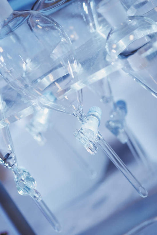 无人,竖图,俯视,室内,特写,白天,实验,仪器,静物,阴影,朦胧,模糊,研究,透明,反射,分析,化学,测试,漏斗,影子,过滤,玻璃制品,器皿,计量,玻璃仪器,试验耗材,实验用品,分液漏斗,彩图,高角度拍摄