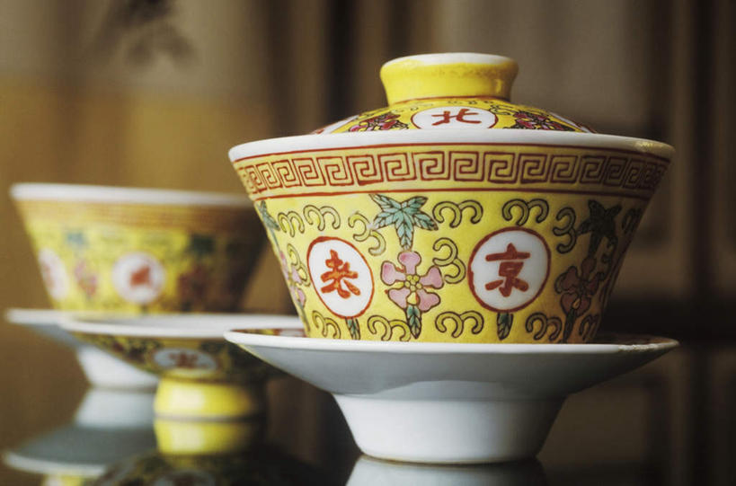 无人,横图,室内,特写,白天,正面,绘画,桌面,桌子,静物,杯子,餐具,阴影,朦胧,模糊,反射,木制,标志,彩绘,瓷器,碟子,盘,文字,影子,字符,陶瓷,标识,盘子,木制品,水杯,碟,汉字,陶艺,中文,国文,华文,彩釉,茶杯,画画,彩图