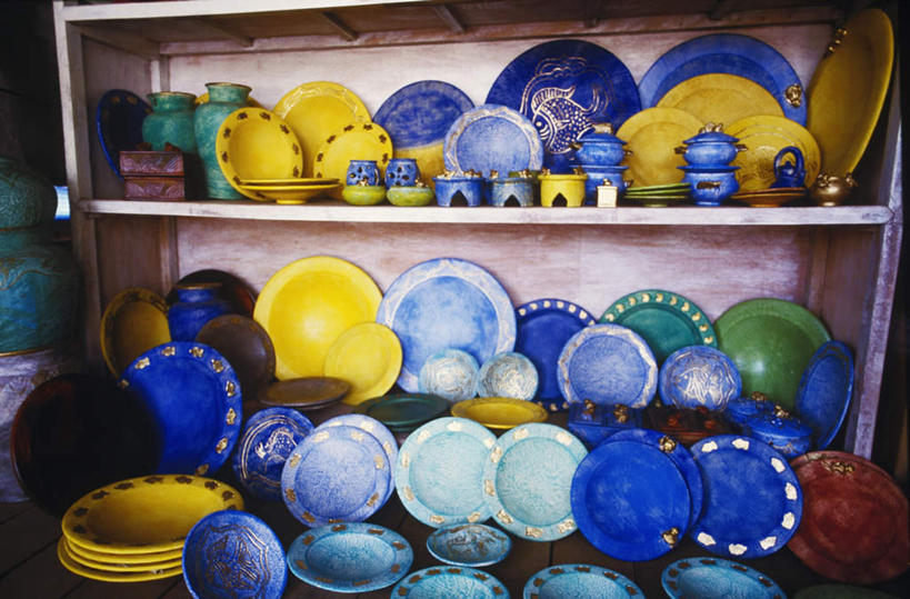 无人,商店,横图,室外,特写,白天,正面,绘画,静物,餐具,印度尼西亚,印尼,亚洲,彩绘,瓷器,碟子,盘,陶瓷,商铺,货架,架子,盘子,碟,巴厘岛,东南亚,陶艺,陈列架,印度尼西亚共和国,超市货架,市肆,商号,彩釉,巴厘省,画画,彩图,店铺