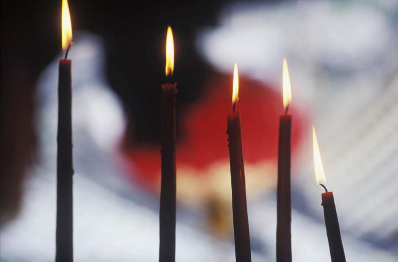 无人,横图,室内,特写,白天,仰视,蜡烛,照明,一排,吊挂,悬挂,阴影,朦胧,模糊,整齐,光线,灯笼,火焰,影子,纸灯笼,烛光,五根,燃烧,挂,排列,红色,灯具,点燃,照亮,照明设备,队列,彩图,低角度拍摄