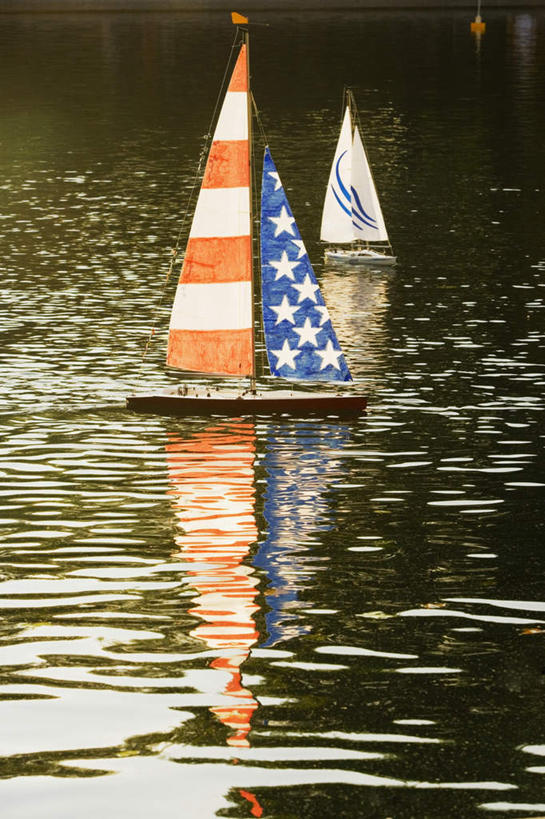 帆船,无人,竖图,俯视,室外,特写,白天,河流,水,船,波纹,河水,水流,涟漪,两艘,水纹,交通工具,波浪,波光粼粼,载具,水晕,彩图,高角度拍摄