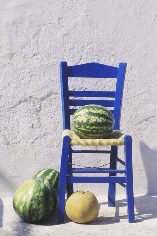 无人,竖图,室外,特写,白天,正面,西瓜,水果,椅子,新鲜,木椅,墙,生食,食品,果实,墙壁,墙面,食物,蓝色,白色,四个,有机食品,绿色食品,寒瓜,彩图
