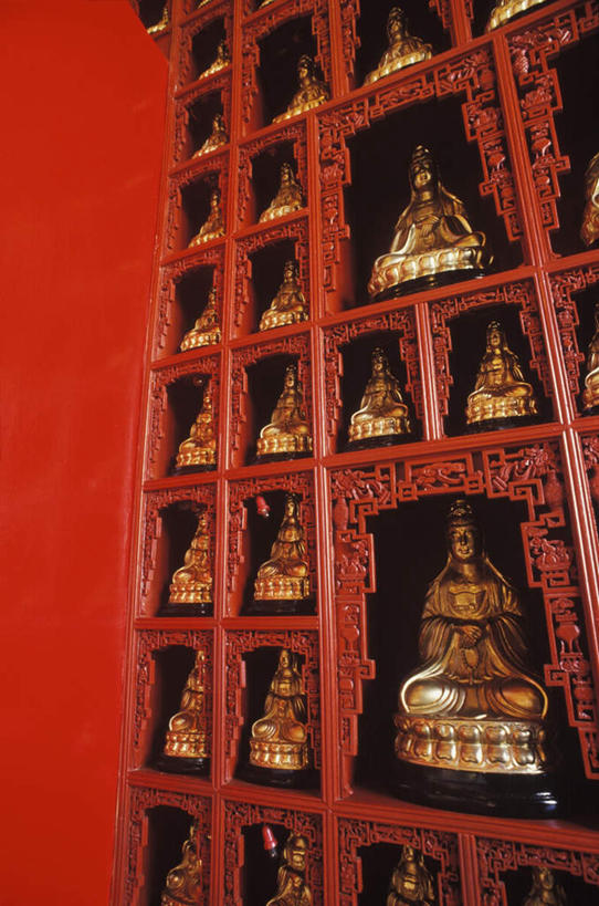 无人,寺庙,竖图,室内,白天,正面,旅游,度假,名胜古迹,柜子,标志建筑,地标,建筑,玻璃,雕塑,许多,节日,遗迹,艺术,装饰,雕刻,雕像,燃烧,古迹,文化,文物,娱乐,建设,古建筑,货架,玻璃制品,香火,工艺品,庙宇,祈祷,享受,休闲,健康,展示,旅游胜地,放松,许愿,宗教,信仰,纪念,祈求,美术,储存,主题,陈列,古文明,展现,功能,美学,陈列柜,储备,蕴藏,贮备,平安,彩图,庙,寺,贮存