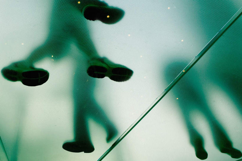 西方人,四个人,站,走,横图,室内,白天,仰视,运动鞋,地板,鞋子,欧洲,芬兰,欧洲人,行人,阴影,服装,朦胧,模糊,反射,影子,背光,休闲装,路人,衣服,站着,休闲,休闲服,服饰,休闲鞋,北欧,逆光,芬兰共和国,过客,波里,男人,男性,年轻男性,年轻女性,女人,女性,白种人,步行,散步,站立,走路,半身,彩图,低角度拍摄