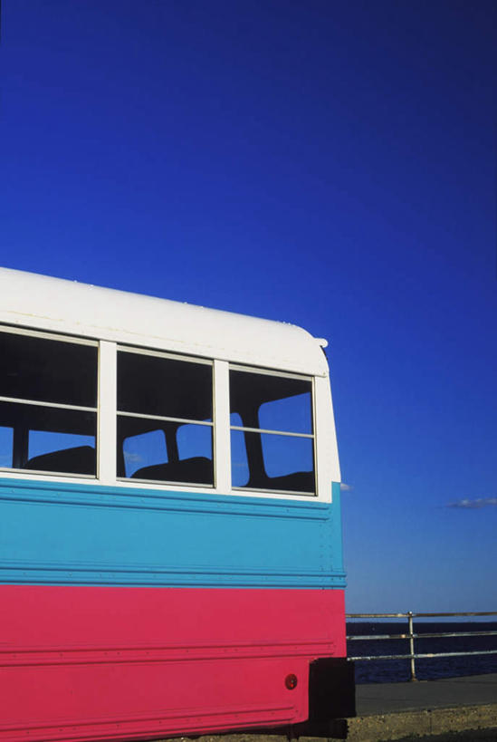 无人,竖图,室外,白天,仰视,公共汽车,一辆,阴影,光线,影子,巴士,公交车,车,红色,蓝色,蓝天,天空,阳光,交通工具,天,晴朗,载具,万里无云,晴空,晴空万里,彩图,低角度拍摄