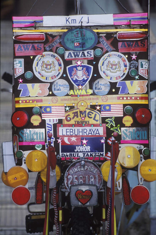 无人,商店,竖图,室外,白天,正面,绘画,静物,餐具,许多,彩绘,瓷器,碟子,盘,陶瓷,陶瓷制品,商铺,盘子,容器,碟,碗,储藏,陶艺,储存,市肆,商号,彩釉,画画,彩图,店铺,贮存