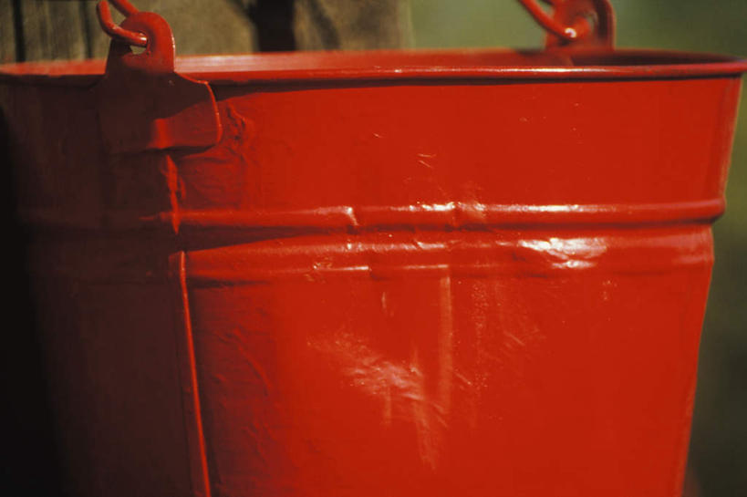 无人,横图,室外,特写,白天,正面,静物,阴影,朦胧,模糊,反射,铁桶,桶,影子,一个,红色,容器,单个,储藏,储存,彩图,贮存