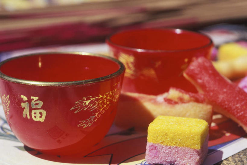 点心,无人,横图,俯视,室内,特写,白天,生日,桌面,桌子,阴影,反射,木制,标志,文字,影子,字符,陶瓷,食品,甜点,甜品,陶瓷制品,标识,食物,糕点,红色,木制品,容器,碗,甜食,汉字,储藏,储存,中文,国文,华文,彩图,高角度拍摄,寿糕,贮存