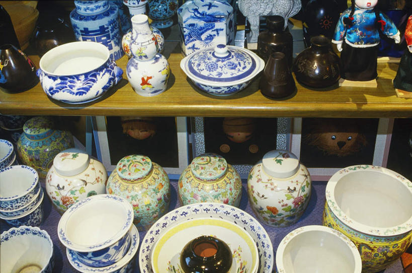 无人,商店,横图,俯视,室外,特写,白天,绘画,静物,许多,彩绘,瓷器,陶瓷,陶瓷制品,商铺,货架,架子,容器,碗,储藏,陶艺,储存,陈列架,超市货架,市肆,商号,彩釉,画画,彩图,高角度拍摄,店铺,贮存