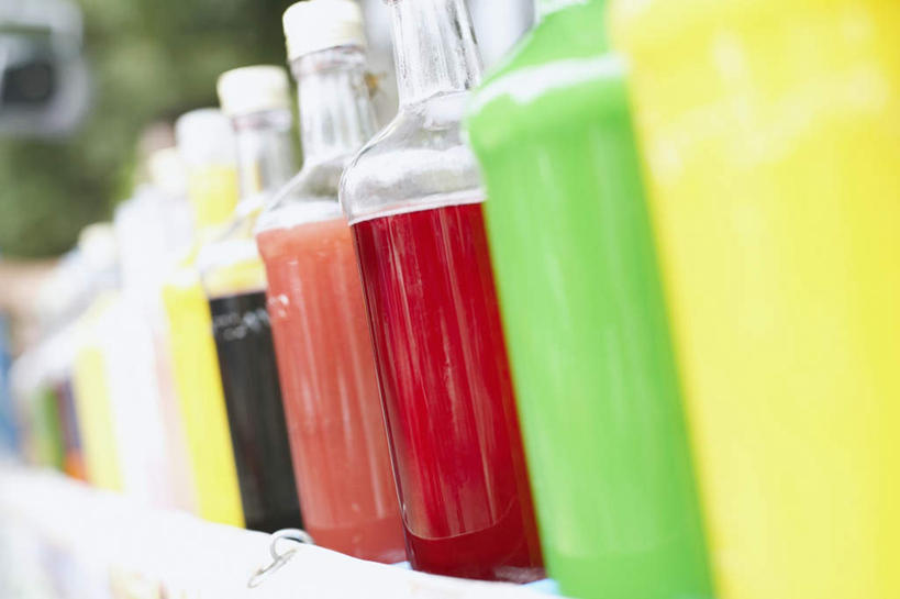 果汁,无人,横图,彩色,室外,特写,白天,正面,一排,许多,阴影,朦胧,模糊,整齐,光线,影子,饮品,玻璃制品,饮料,排列,阳光,玻璃瓶,瓶子,队列,可口,适口,彩图