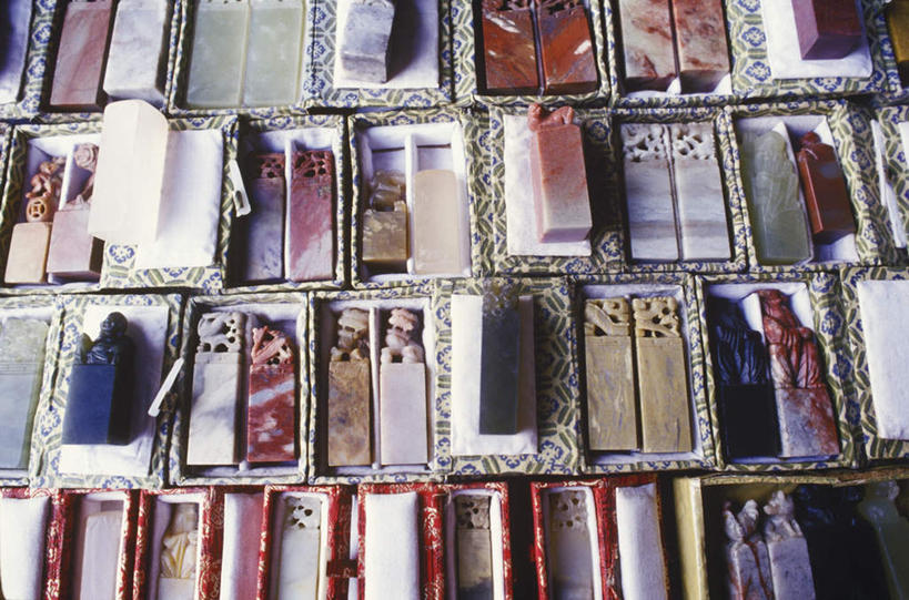 无人,商店,横图,俯视,室内,特写,白天,购物,消费,静物,象牙,一排,许多,阴影,整齐,反射,影子,商铺,排列,纪念品,金融,纪念,留念,队列,怀念,选购,贸易,血拼,市肆,商号,记念,彩图,高角度拍摄,店铺