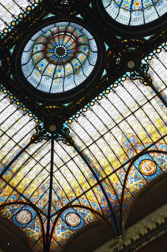 无人,竖图,室内,特写,白天,仰视,窗户,阴影,装饰,反射,影子,天窗,屋顶,顶棚,玻璃窗,华丽,修饰,点缀,衬托,美观,雅致,雅观,彩绘玻璃,彩色玻璃,艺术玻璃,彩图,低角度拍摄