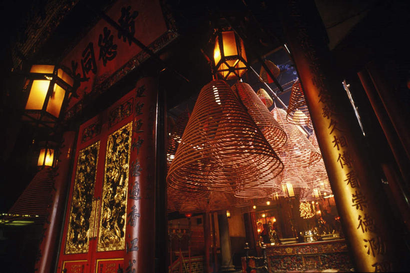 无人,横图,室内,白天,仰视,旅游,度假,名胜古迹,标志建筑,地标,建筑,蜡烛,照明,香港,中国,亚洲,吊挂,悬挂,阴影,节日,遗迹,光线,灯笼,影子,纸灯笼,烟雾,灯光,燃烧,挂,古迹,文化,文物,娱乐,建设,古建筑,佛香,香火,香烛,灯具,祈祷,享受,休闲,健康,旅游胜地,放松,许愿,宗教,信仰,烧香,纪念,祈求,照亮,港,照明设备,古文明,东亚,新界,文武二帝庙,文武庙,香港特别行政区,港澳台,中华人民共和国,大埔区,大埔文武庙,富善街,平安,彩图,低角度拍摄