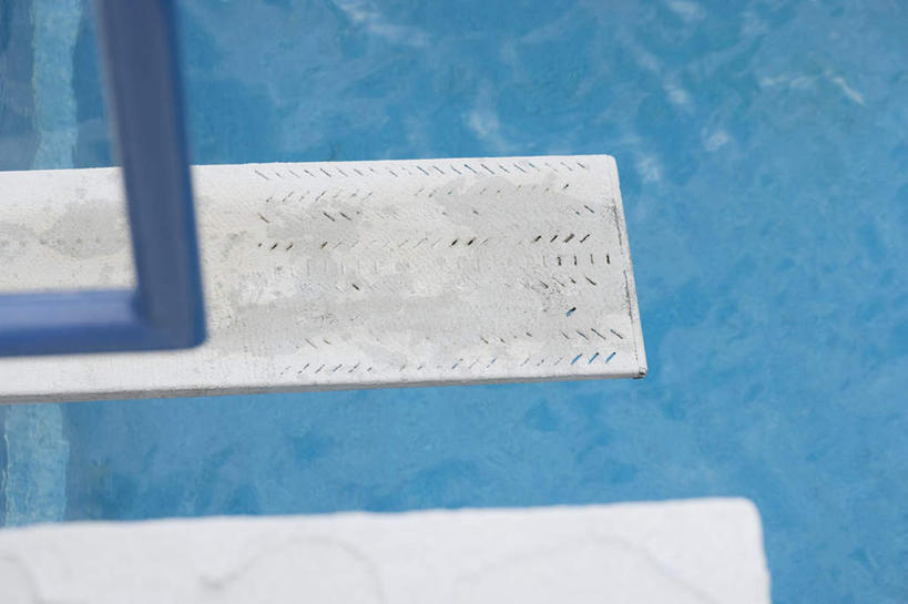 无人,游泳池,横图,俯视,室外,特写,白天,水,阴影,朦胧,模糊,光线,影子,水池,水面,运动器械,泳池,阳光,健身器械,跳板,健身器材,彩图,高角度拍摄,助跳板,运动器材