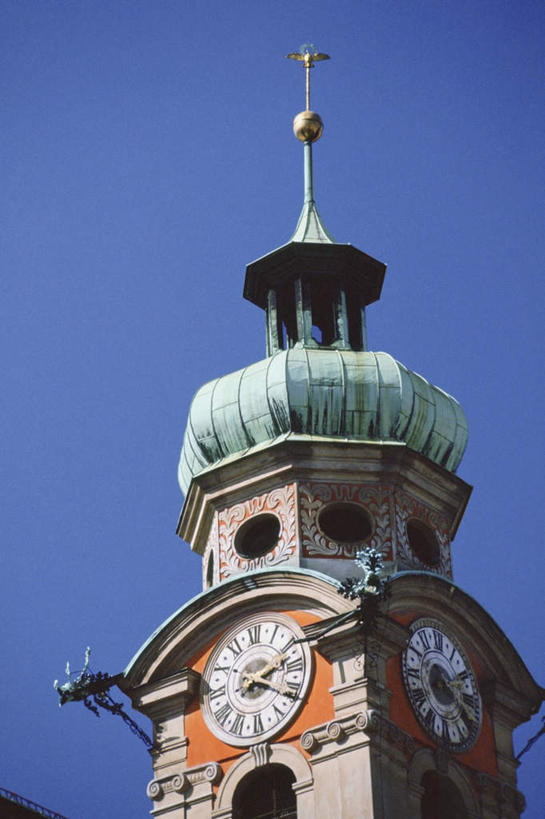 无人,竖图,室外,特写,白天,仰视,旅游,度假,标志建筑,地标,建筑,奥地利,欧洲,阴影,时间,光线,时钟,影子,塔,计时,娱乐,建设,蓝色,蓝天,天空,阳光,钟表,天,享受,休闲,表,旅游胜地,放松,晴朗,中欧,万里无云,首府,因斯布鲁克,塔钟,奥地利共和国,蒂罗尔,蒂罗尔州,钟,晴空,晴空万里,彩图,低角度拍摄