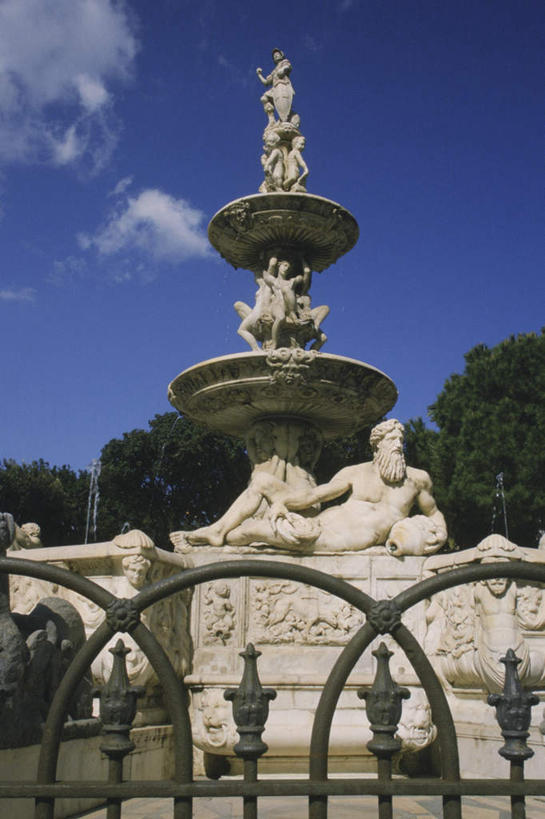 西方人,无人,躺,竖图,室外,白天,仰视,旅游,度假,植物,标志建筑,地标,建筑,雕塑,意大利,欧洲,欧洲人,阴影,艺术,装饰,光线,雕刻,雕像,影子,云,云朵,许多人,云彩,注视,娱乐,建设,石雕,树,树木,蓝色,绿色,白云,蓝天,天空,阳光,自然,工艺品,天,观察,看,一群人,享受,休闲,旅游胜地,放松,生长,晴朗,成长,观看,纪念,美术,察看,西西里,关注,南欧,主题,陈列,意大利共和国,西西里岛,墨西拿,功能,美学,卧着,男人,男性,中年男性,白种人,晴空,躺着,卧,彩图,低角度拍摄,全身