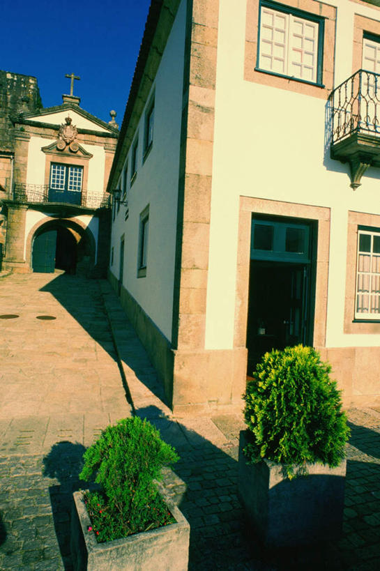 无人,家,竖图,室外,白天,仰视,度假,美景,植物,窗户,城市风光,城市,西班牙,欧洲,阴影,光线,盆栽,影子,房屋,屋子,景观,公寓,盆景,娱乐,洋房,楼房,玻璃窗,住宅,蓝色,绿色,蓝天,天空,阳光,自然,天,享受,休闲,景色,放松,生长,晴朗,成长,南欧,万里无云,西班牙王国,加利西亚,加利西亚自治区,拉科鲁尼亚,拉科鲁尼亚省,米尼奥,晴空,晴空万里,彩图,低角度拍摄,房子