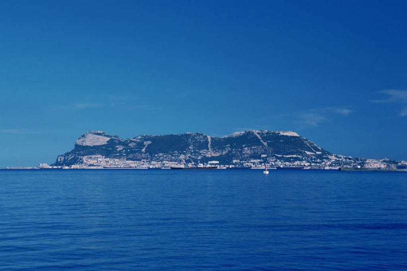 无人,家,横图,室外,白天,正面,度假,海浪,海洋,美景,沙滩,山,山脉,城市风光,城市,欧洲,阴影,光线,沙子,影子,房屋,屋子,海岸,景观,浪花,山峰,云,云朵,公寓,沙地,山峦,云彩,娱乐,洋房,楼房,住宅,蓝色,白云,蓝天,天空,阳光,海水,群山,天,享受,休闲,景色,放松,晴朗,南欧,海景,伊比利亚半岛,伊比利亚,直布罗陀,大海,风浪,海,海水的波动,海滩,近岸浪,涌浪,晴空,彩图,房子