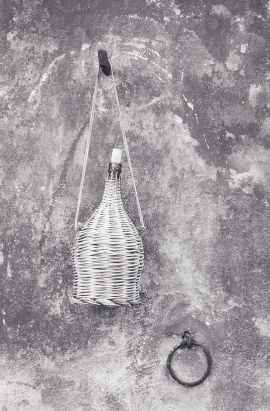 无人,竖图,黑白,室外,特写,白天,正面,静物,照明,吊挂,悬挂,编织,灯笼,墙,挂,墙壁,墙面,灯具,照亮,照明设备