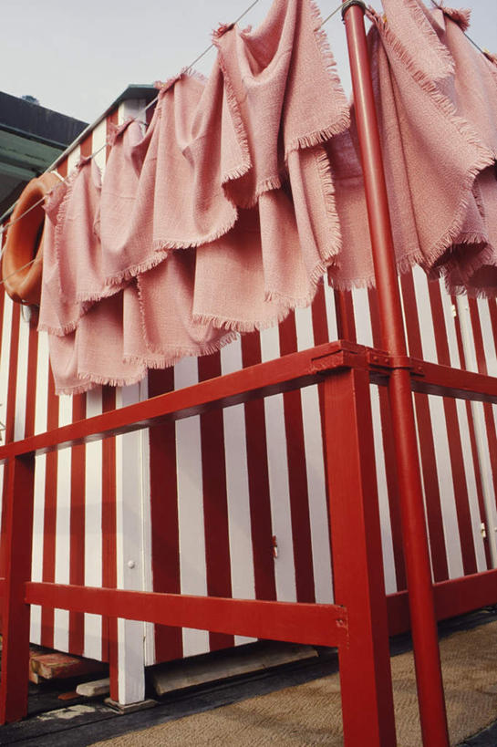 无人,栏杆,竖图,室外,白天,仰视,度假,美景,城市风光,城市,意大利,欧洲,纺织物,景观,围栏,娱乐,护栏,毛巾,清洁,享受,休闲,景色,放松,更衣间,试衣间,保暖,南欧,更衣室,透气,防水,意大利共和国,储水,耐磨,吸水,彩图,低角度拍摄