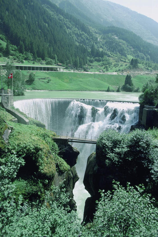 无人,竖图,俯视,室外,白天,旅游,度假,美景,瀑布,森林,树林,水,植物,瑞士,欧洲,阴影,飞溅,溅,光线,木板,液体,影子,景观,水滴,桥,木桥,娱乐,栈桥,水珠,树,树木,绿色,阳光,自然,享受,休闲,景色,放松,生长,成长,人行桥,木板桥,喷洒,自然风光,独木桥,中欧,瑞士联邦,跌水,彩图,高角度拍摄