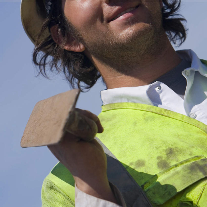 西方人,手,一个人,建筑工人,方图,室外,特写,白天,仰视,工作服,制服,装修,建筑,欧洲,欧洲人,仅一个男性,仅一个人,握,阴影,光线,工具,影子,拿,拿着,装潢,施工,工人,仅一个年轻男性,蓝色,绿色,蓝天,天空,阳光,天,手部,握着,晴朗,单手,刮刀,万里无云,油灰刀,腻子刀,工作制服,男人,男性,年轻男性,白种人,晴空,晴空万里,建筑工,半身,彩图,低角度拍摄,工作套服,安全服,反光背心,反光服,反光衣